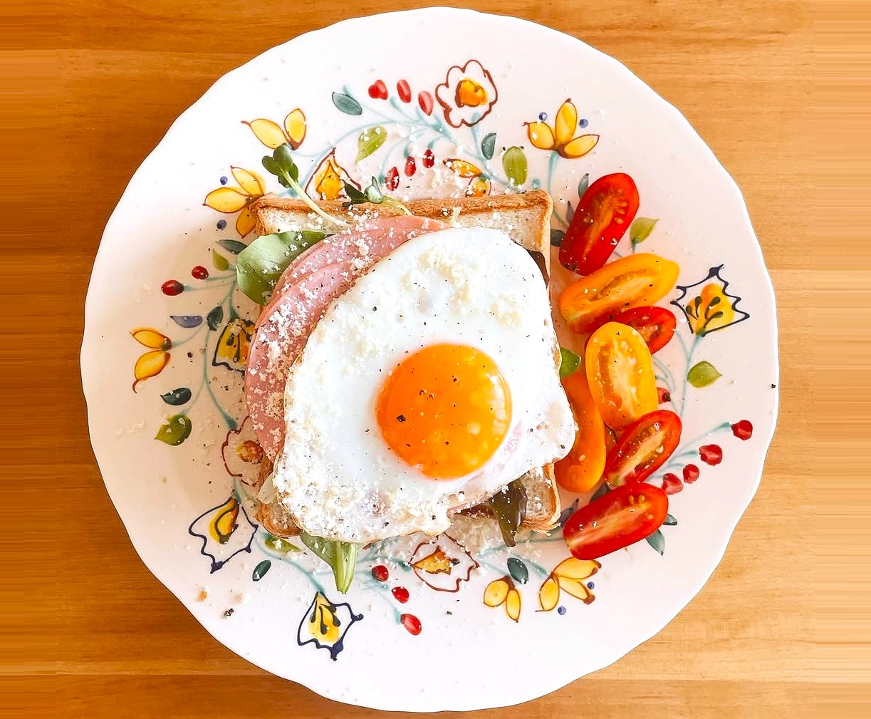 Bánh mì nướng phô mai trứng giăm bông ăn kèm với cà chua bi