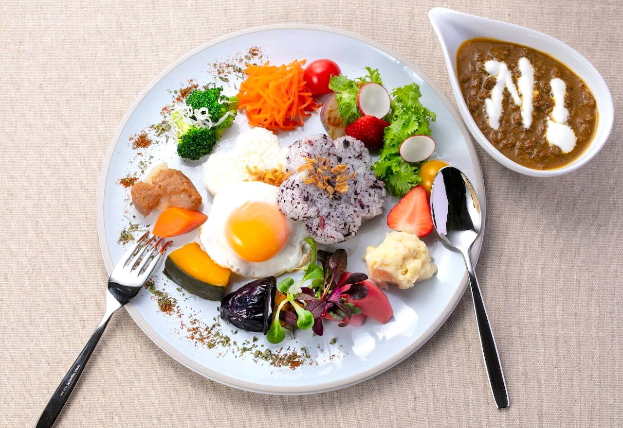 Lưỡi Bò và Bò Wagyu Cà ri Keema với Obanzai và Ichigo