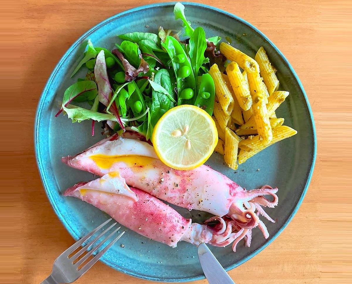 Ghép hình Mực luộc sốt chanh và dầu ô liu, mì ống húng quế, salad