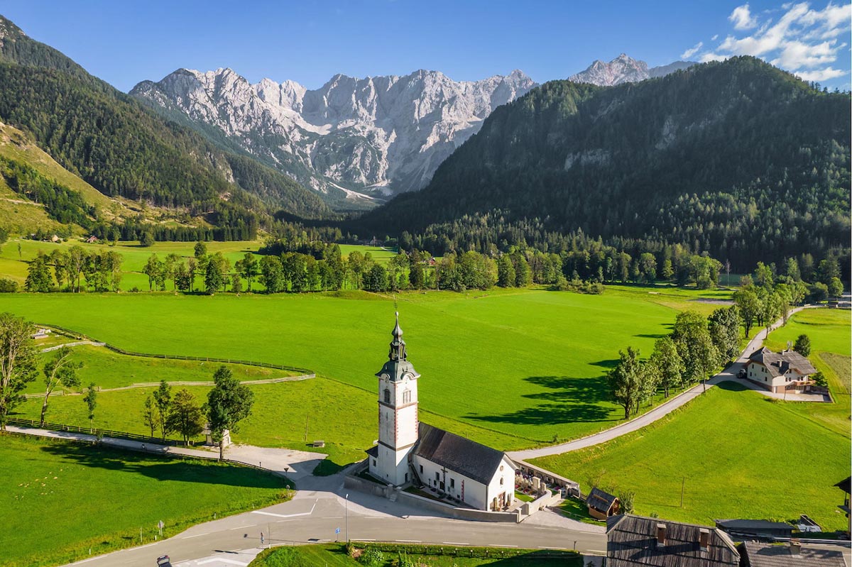 Ghép hình nhà thờ ở thung lũng Jezersko của Slovenia